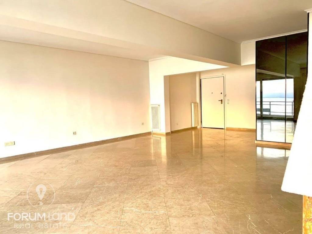 Forumland Real Estate, Σαλόνι