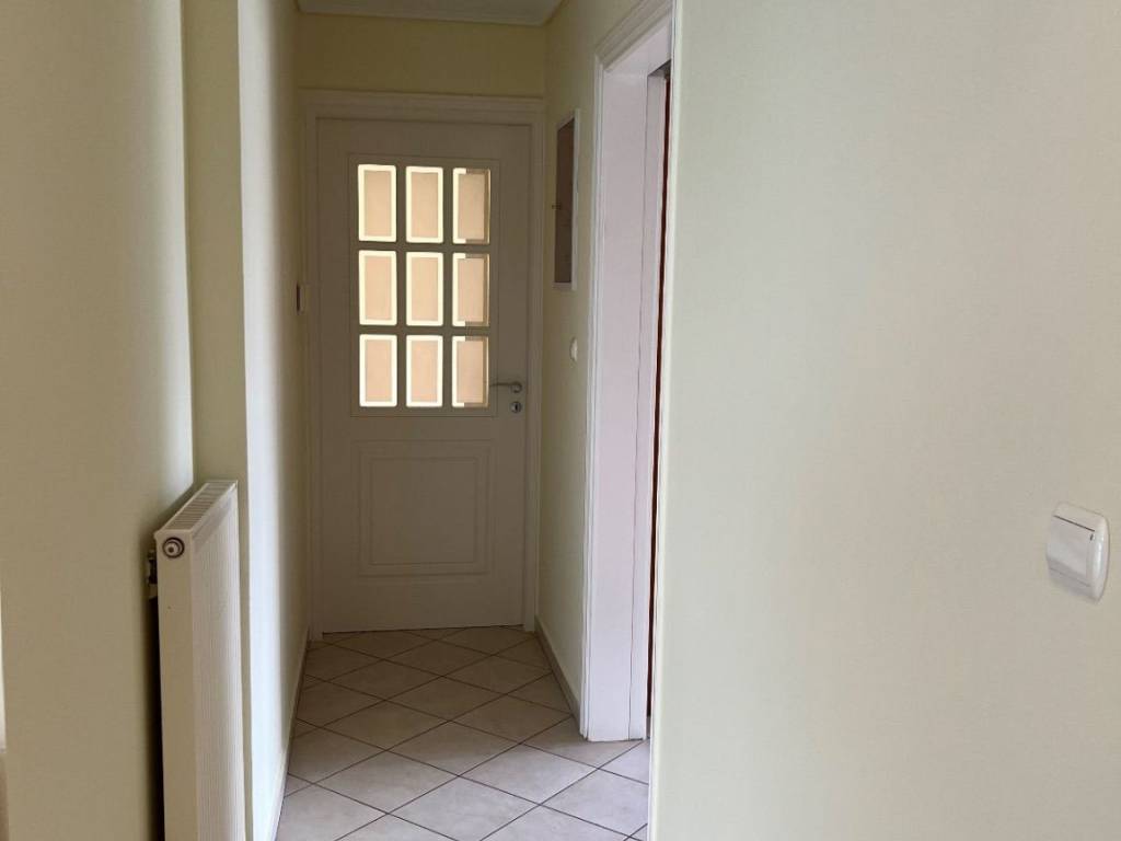 hall με πόρτα που απομονώνει τα υπνοδωμάτια και το wc