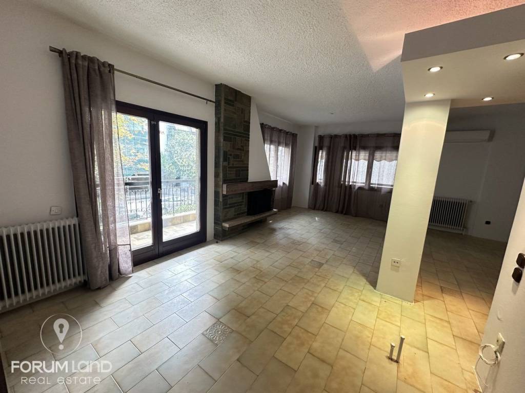 Forumland Real Estate, Σαλόνι με τζάκι