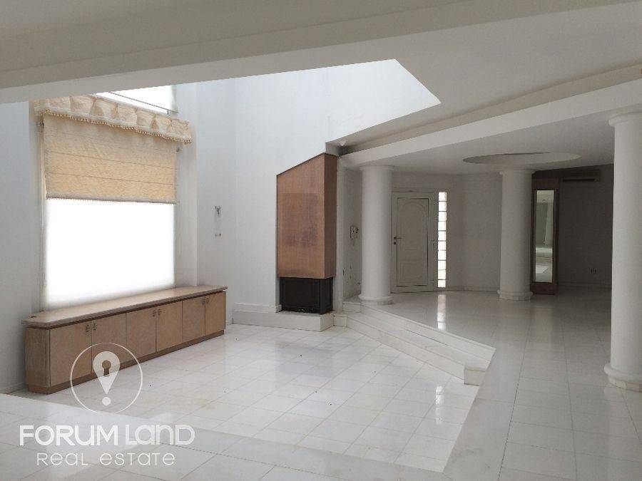 Forumland Real Estate, Είσοδος