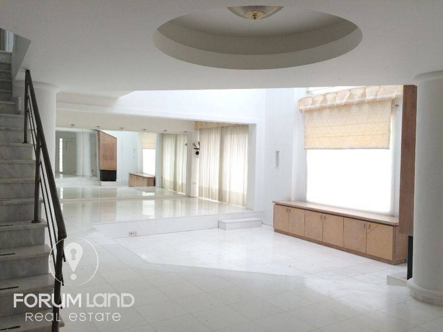 Forumland Real Estate, Σαλόνι