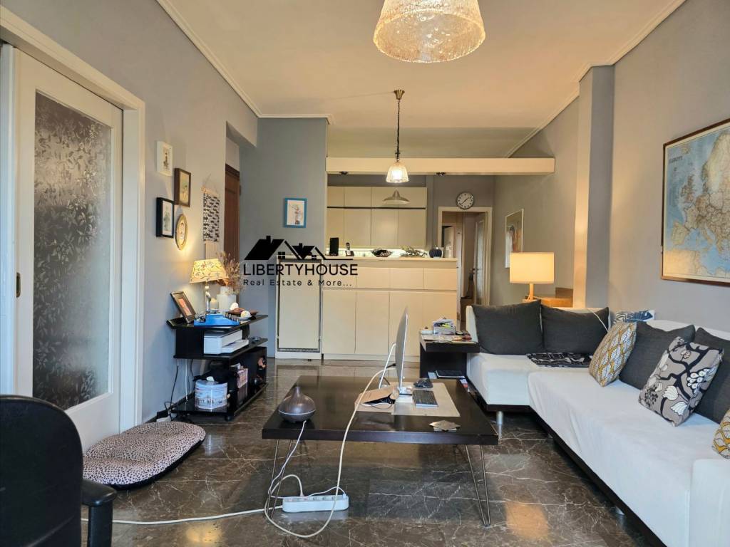 Eniaia koyzina me saloni