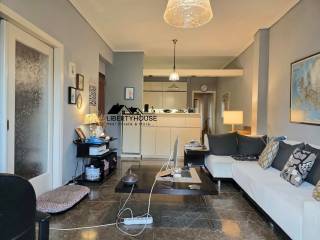 Eniaia koyzina me saloni