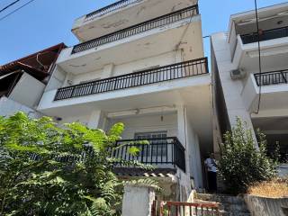 Plaine prosopse tes oikodomes.