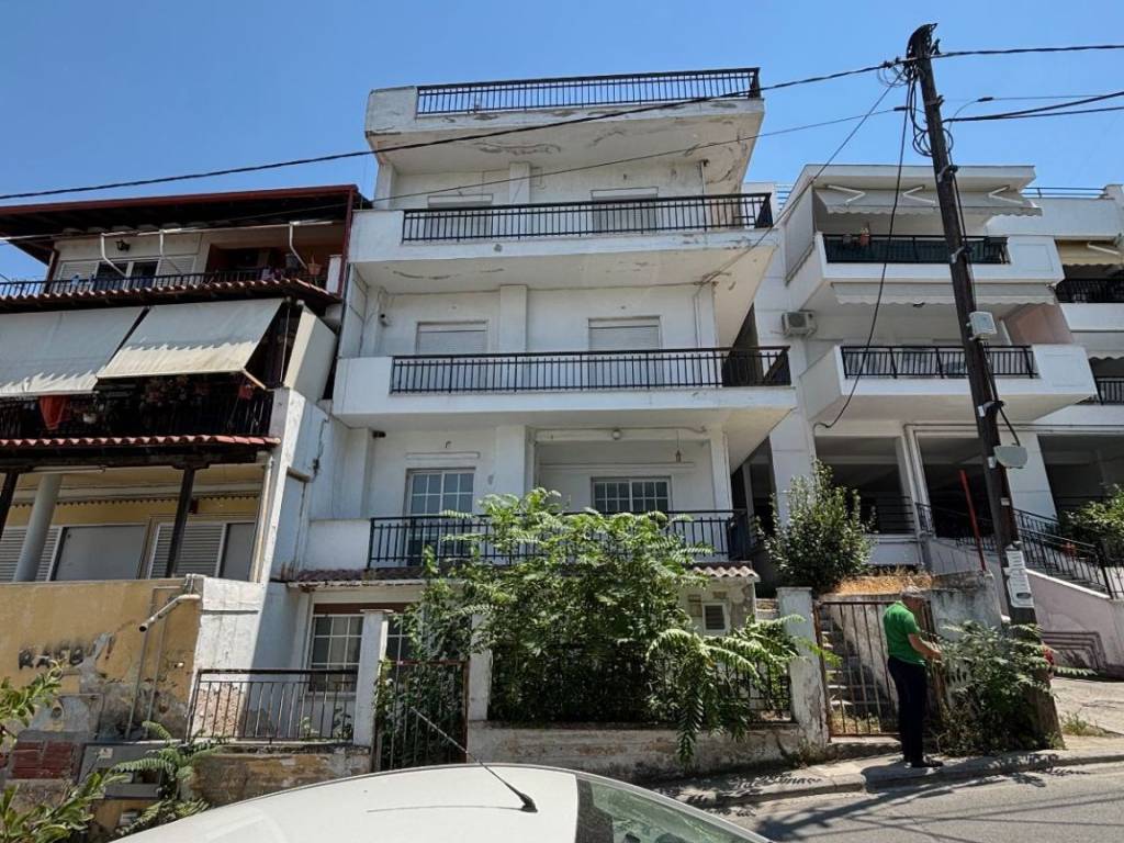 Mprostine opse tes polykatoikias.