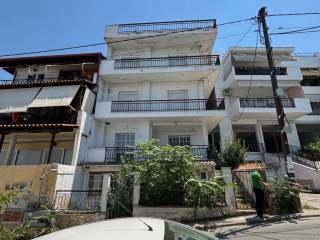 Mprostine opse tes polykatoikias.