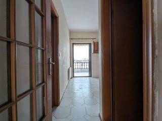 Είσοδος σε WC κάτω επιπέδου, κουζίνα και υπνοδωμάτιο