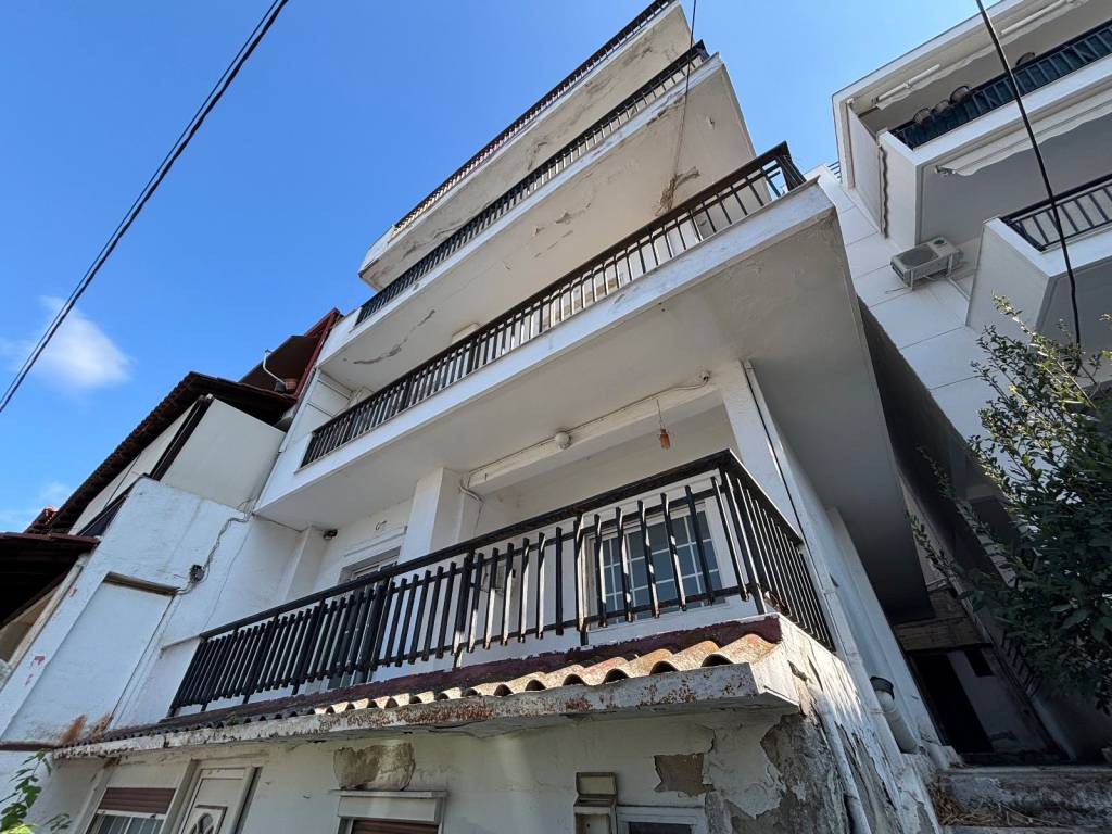 Plaine opse tes oikodomes kathos mpainoyme pros ten eisodo.