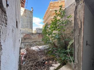 Piso apo to kterio einai o akalyptos kai e apotheke.