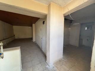 Gkarsoniera sto isogeio. Metatrepetai se pylote.