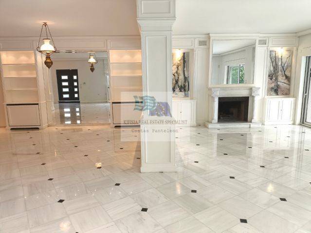 LIVING ROOM - DINING ROOM