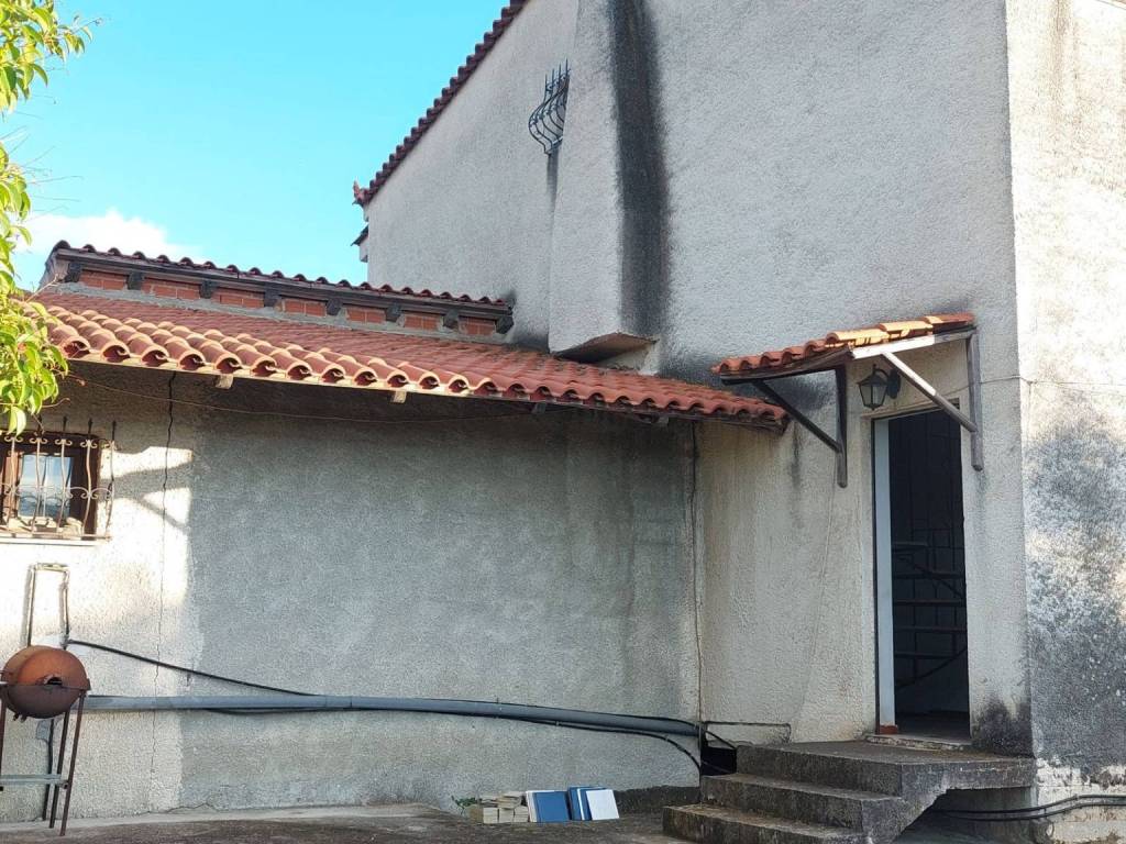 πίσω όψη, είσοδος υπογείου