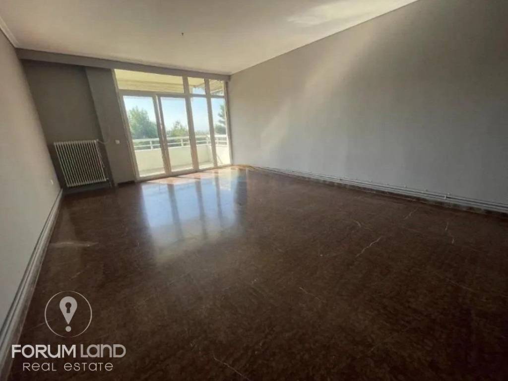 Forumland Real Estate, Σαλόνι