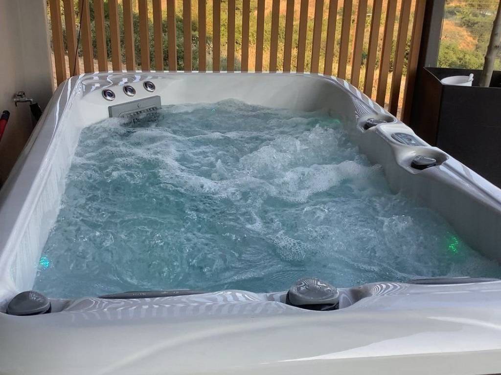 Forumland Real Estate, Τζακούζι