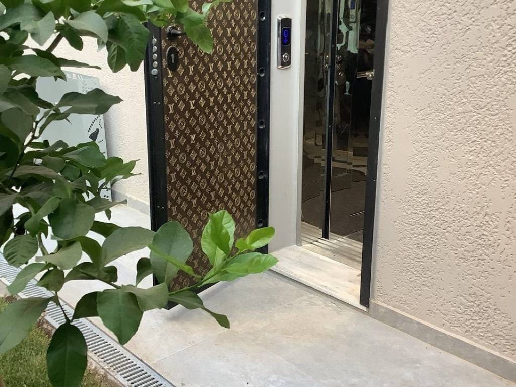 Forumland Real Estate, Είσοδος