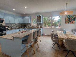 Koyzina me pagko apo granite kai trapezaria