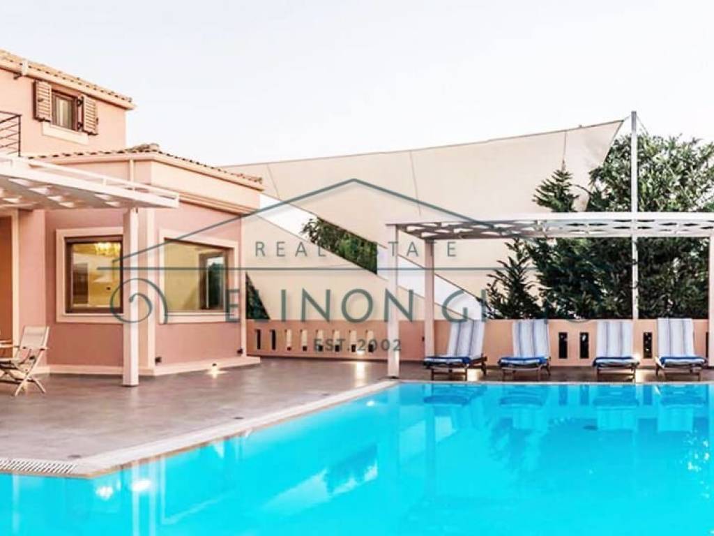 Η πολυτελής βίλα με την πισίνα