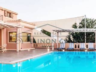 Η πολυτελής βίλα με την πισίνα