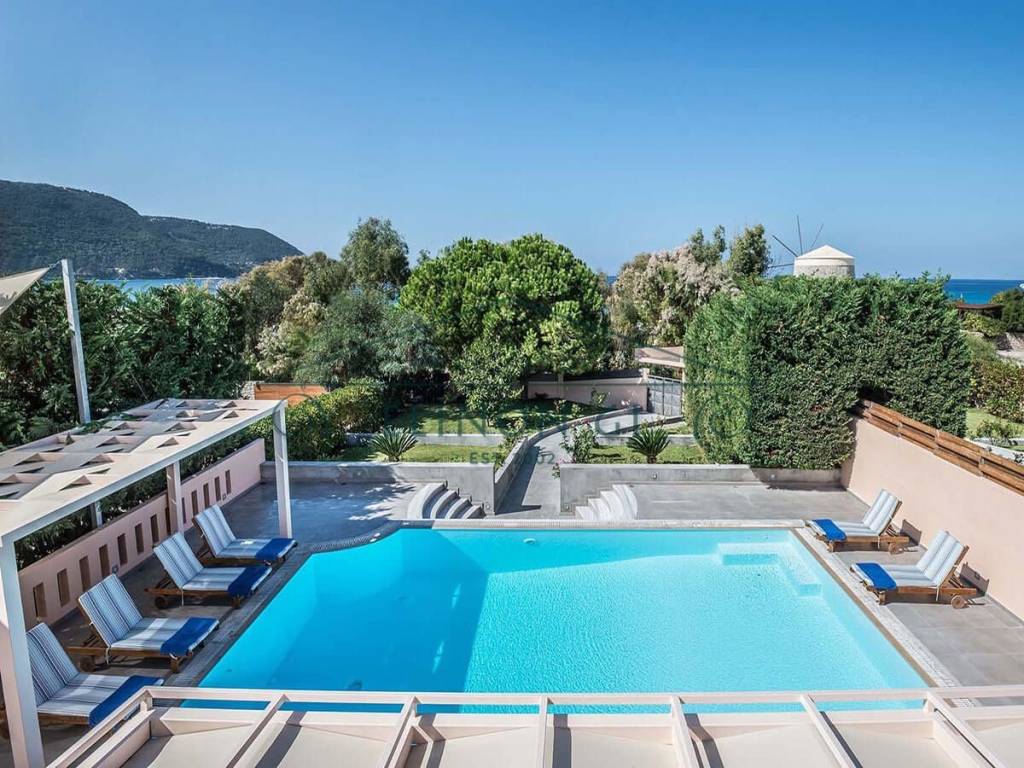 Η πολυτελής βίλα με την πισίνα