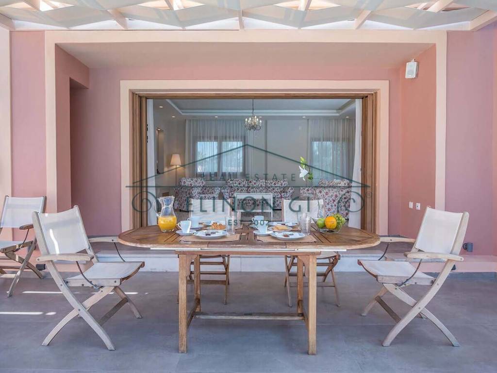 Η όμορφη βεράντα και  το σαλόνι