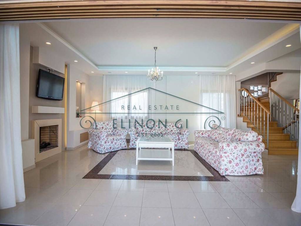 Το άνετο σαλόνι με το τζάκι