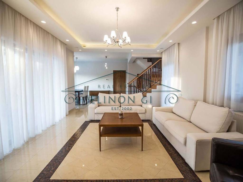 Το άνετο σαλόνι με το τζάκι