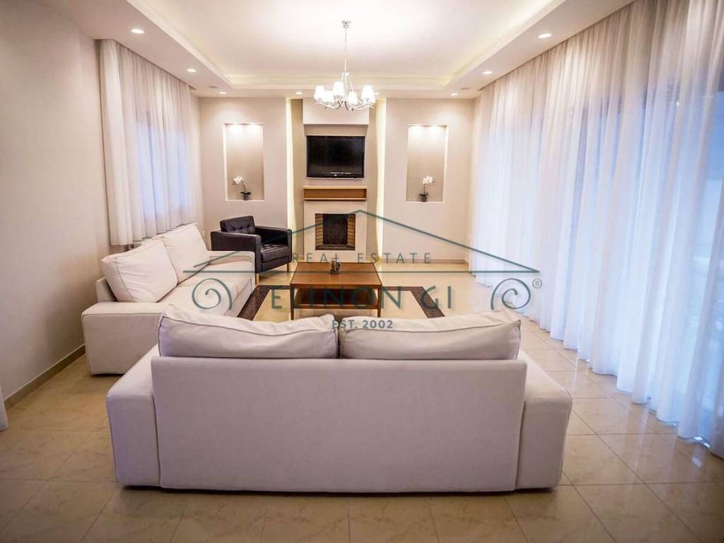 Το άνετο σαλόνι με το τζάκι