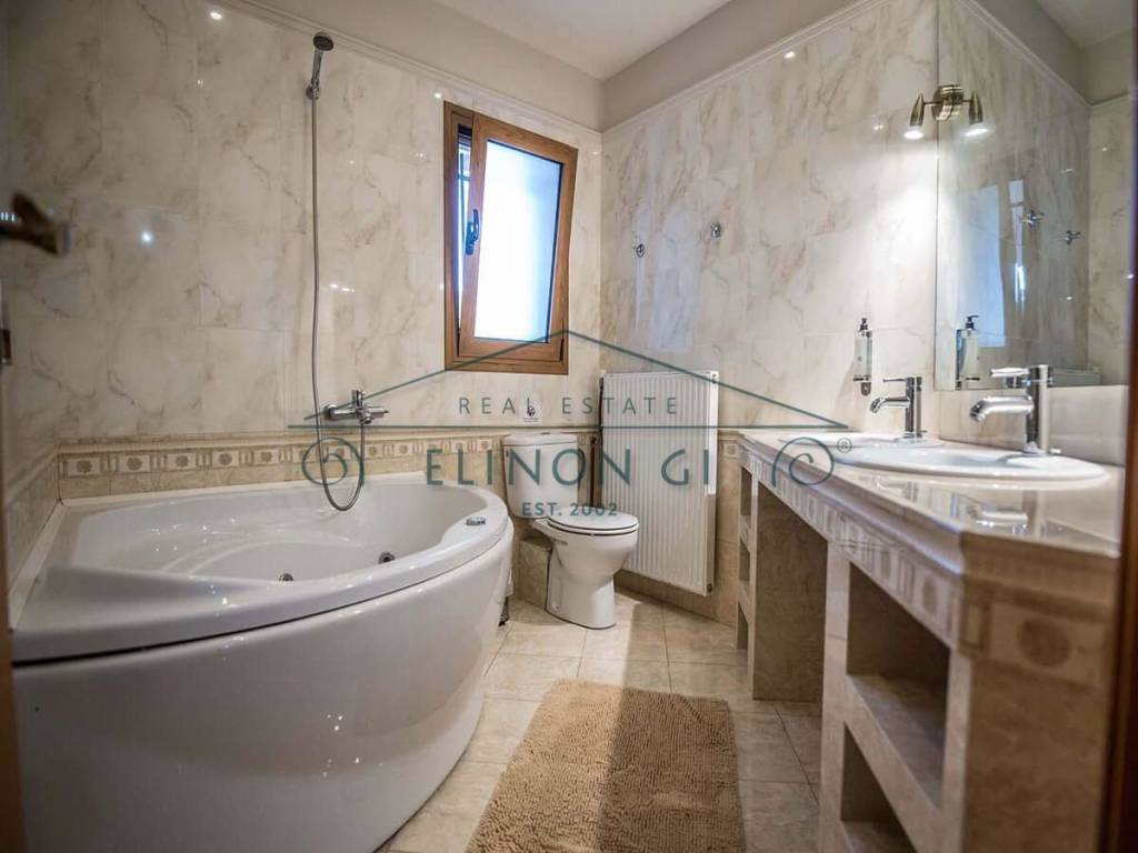 Το μεγάλο μπάνιο με τη μπανιέρα τζακούζι