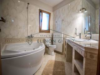 Το μεγάλο μπάνιο με τη μπανιέρα τζακούζι