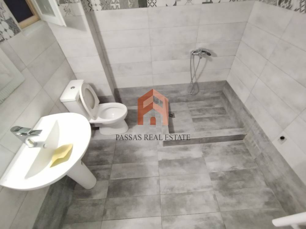 Μπάνιο με παράθυρο σε φωταγωγό.