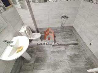 Μπάνιο με παράθυρο σε φωταγωγό.