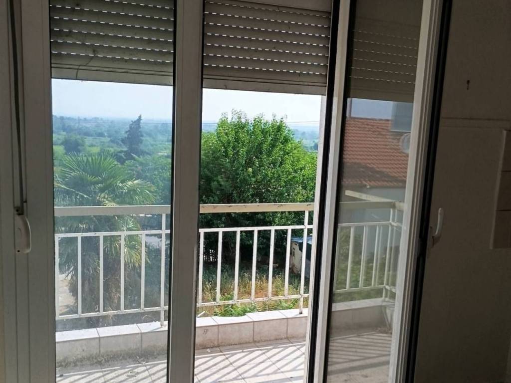 MPALKONOPORTA KOYZINAS PROS MPALKONI ME THEA STON KAMPO ANAT.