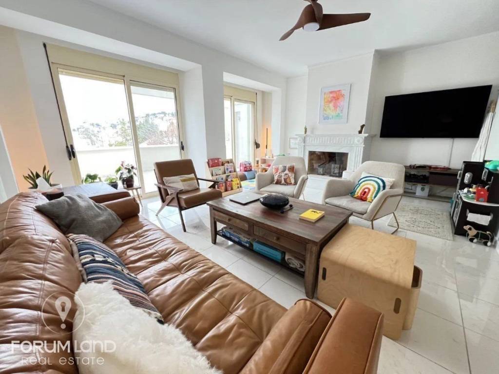 Forumland Real Estate, Σαλόνι με τζάκι