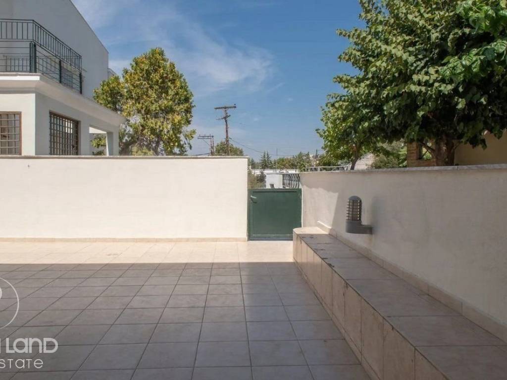 Forumland Real Estate, Είσοδος