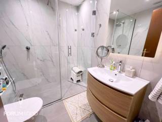 Forumland Real Estate, Μπάνιο