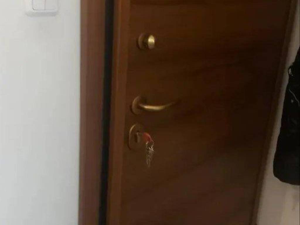 Forumland Real Estate, Θωρακισμένη πόρτα