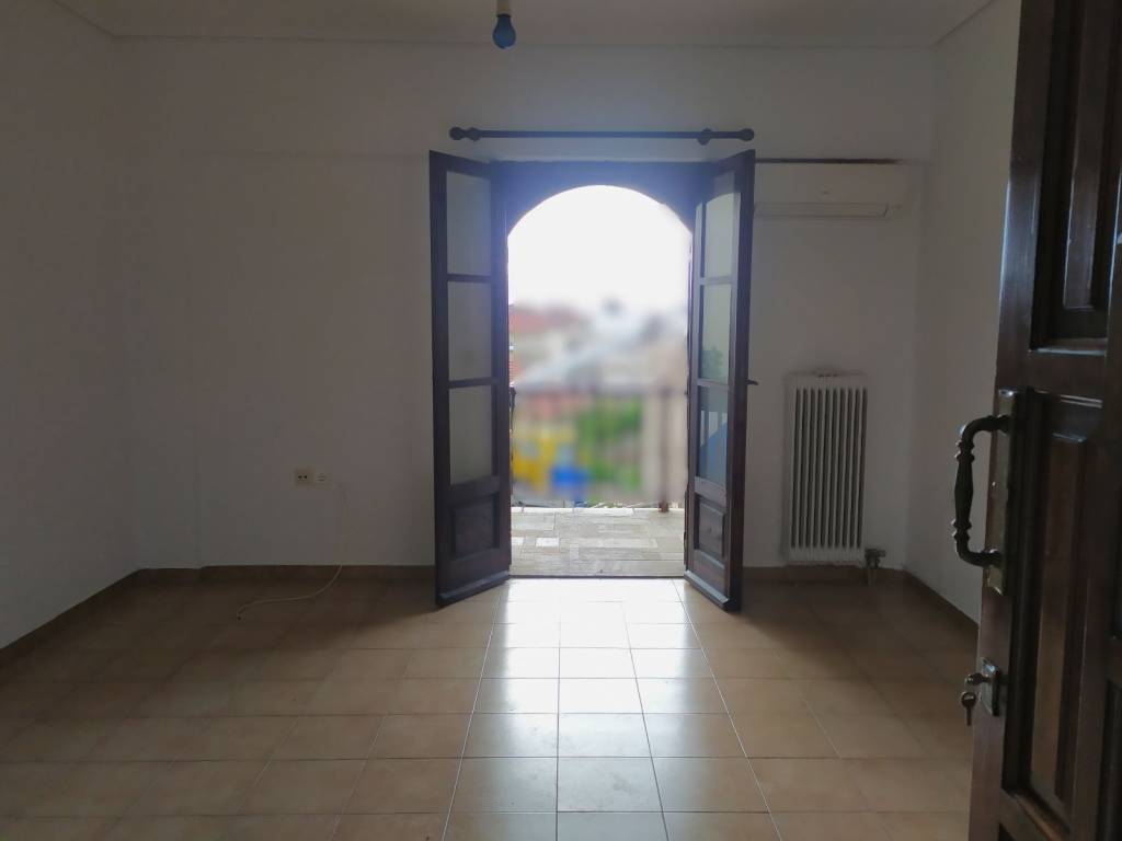 TO SALONI ME MEGALO MPALKONI