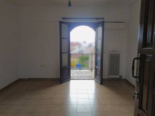 TO SALONI ME MEGALO MPALKONI