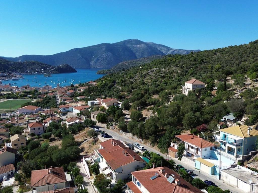 Aerial view and location of the house