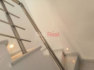 Εσωτερική σκάλα με σποτάκια