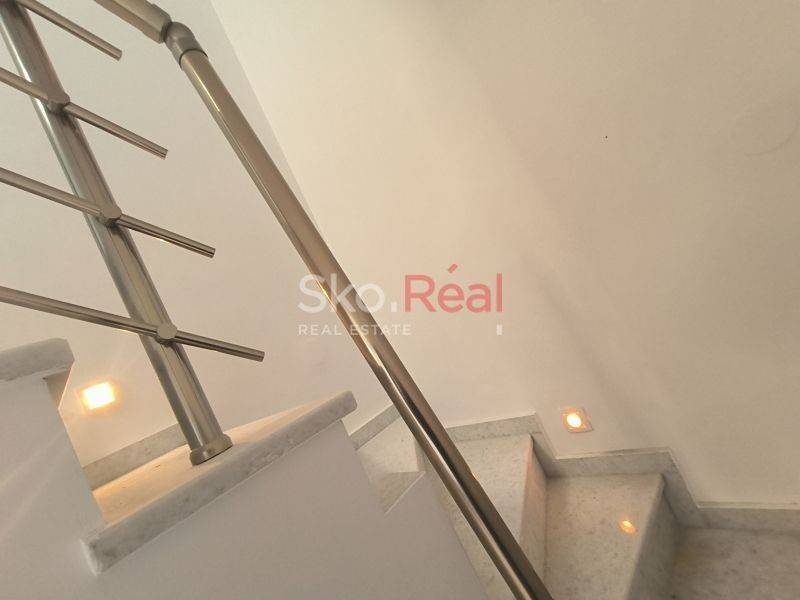 Εσωτερική σκάλα με σποτακια