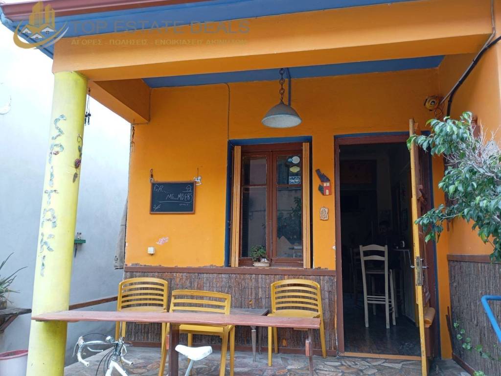 Mprostino skepasto mpalkoni -eisodos oikias