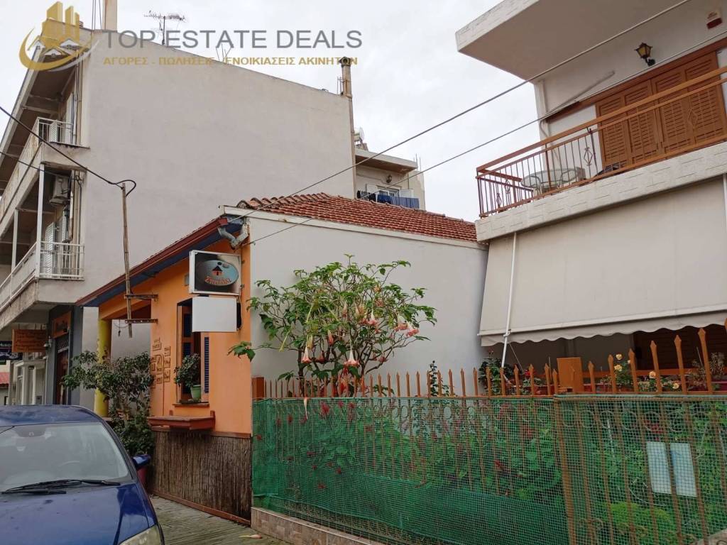 Apopse monokatoikias me ta gyro ktiria