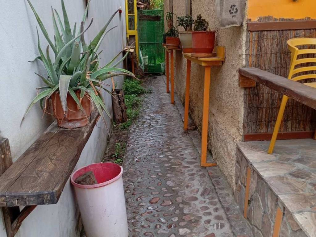 Idiotikos diadromos pros ton kepo piso apo to spiti