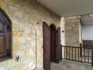 ΙΔΙΑΙΤΕΡΗ ΚΑΤΑΣΚΕΥΗ ΜΕ ΠΕΤΡΑ ΚΑΙ ΞΥΛΟ.