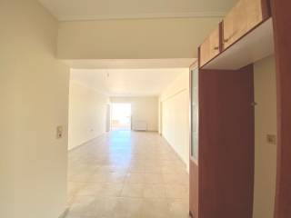 Apo ten koyzina pros to saloni