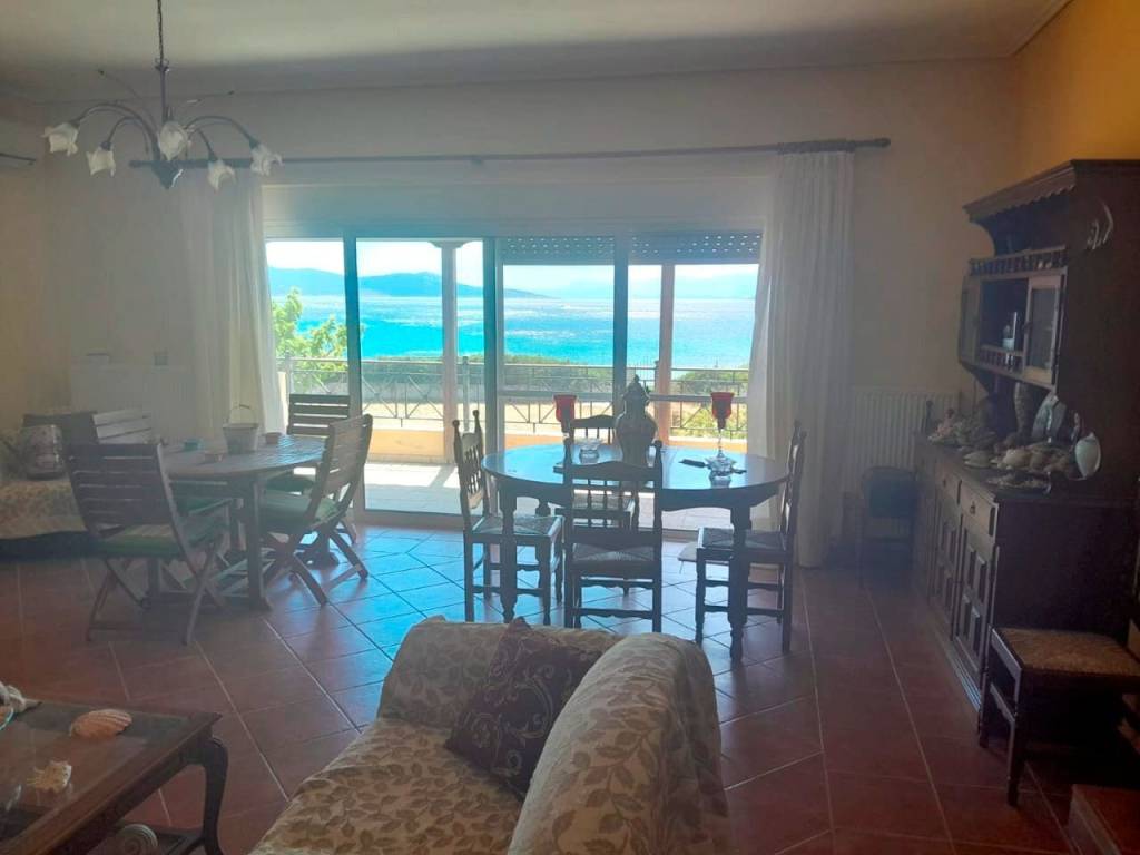 καθιστικο μεγάλο ανοιγμα με θέα θάλασσα