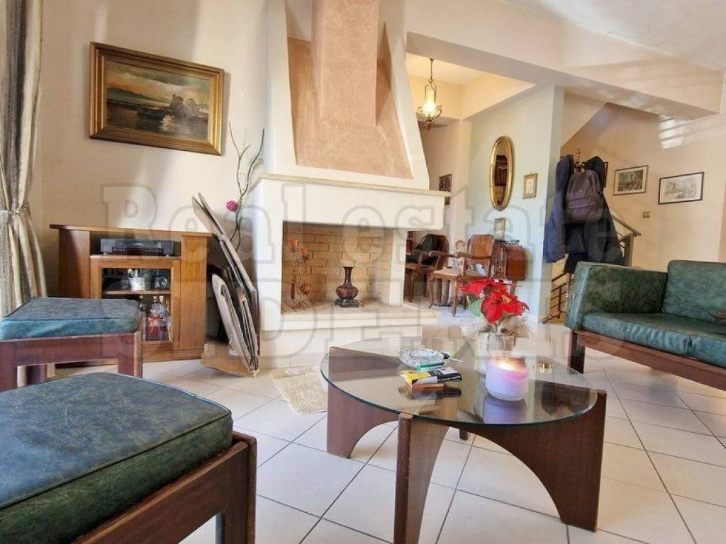 ΣΑΛΟΝΙ ΜΕ ΤΖΑΚΙ