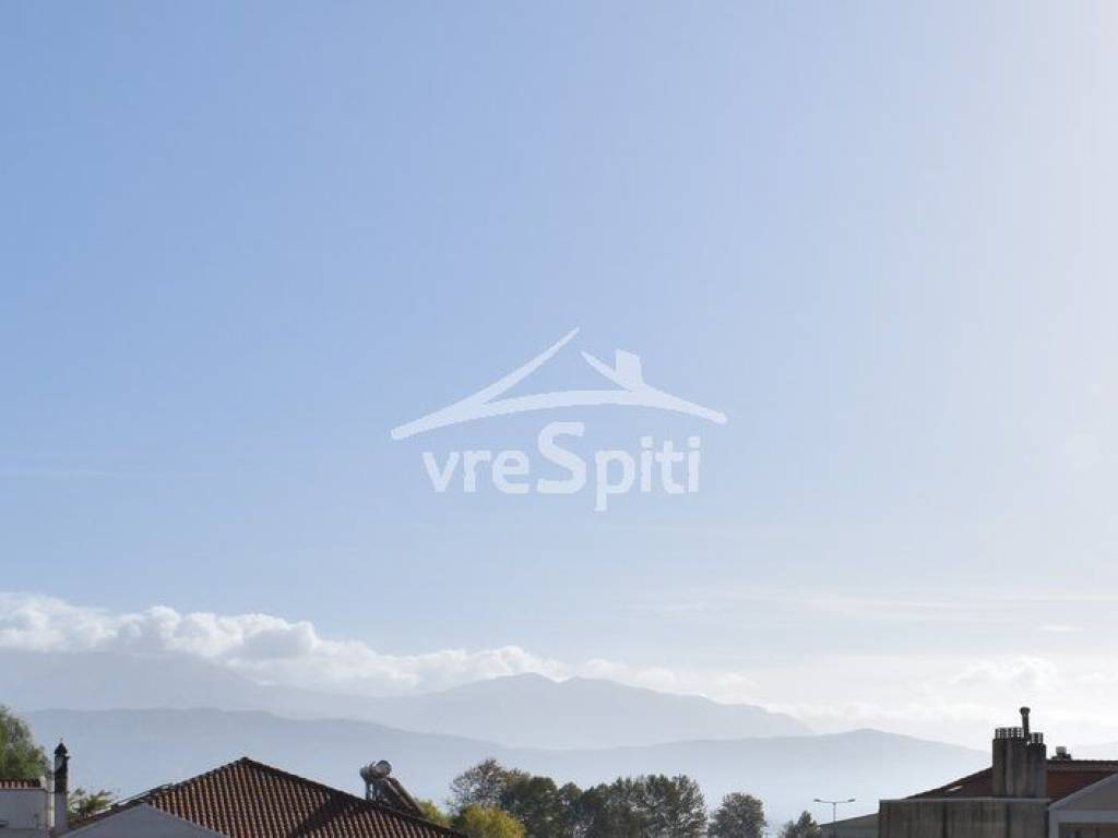 ΘΕΑ ΑΠΌ ΑΝΕΤΟ ΜΠΑΛΚΟΝΙ