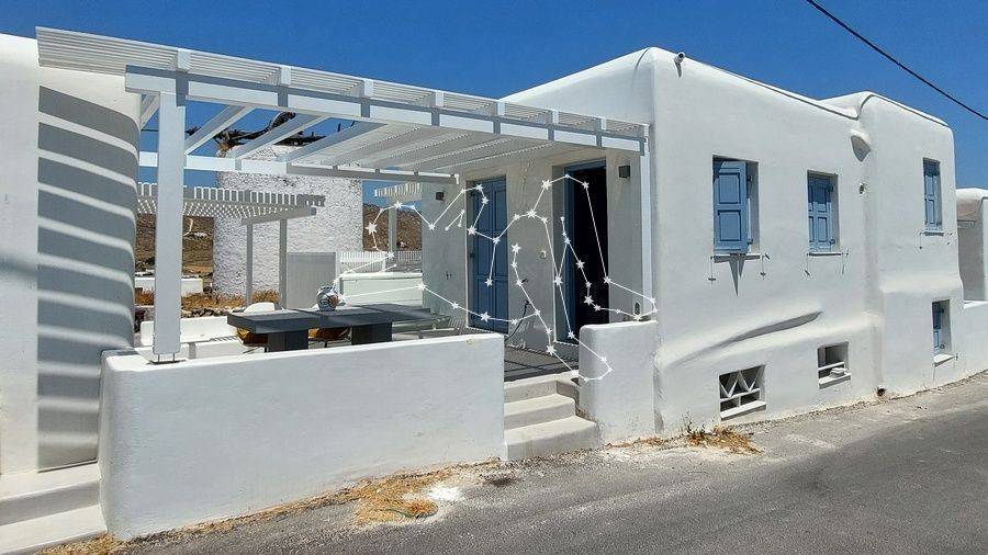 Η πρόσοψη του σπιτιού - The facade of the house